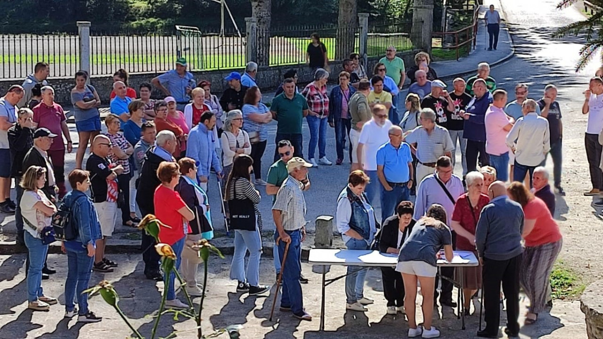 El BNG de Lugo se manifiesta junto a los vecinos de Parga por la reapertura total del centro médico