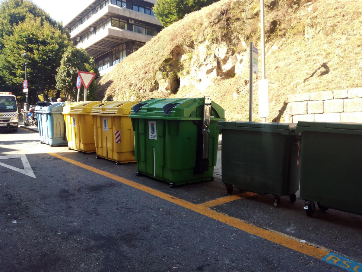 Archivo - Contenedores de basura en Vigo