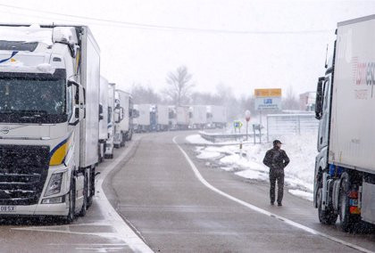 La amenaza de cerrar la A-6 a los transportistas ante el riesgo de nieve inquieta al sector