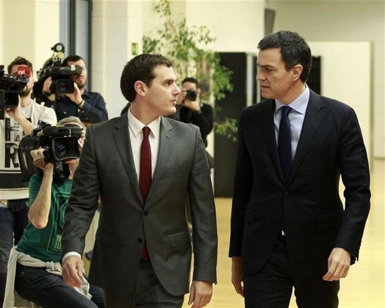 Pedro Sánchez juega a dos bandas buscando la investidura