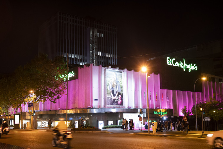 El Corte Inglés de A Coruña se ilumina de rosa para visibilizar su compromiso contra el cáncer de mama