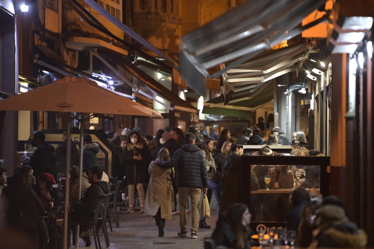 Archivo - Ciudadanos en una zona de cañas/copas la noche que se eliminan las limitaciones horarias para la hostelería gallega, a 11 de febrero de 2022, en A Coruña, Galicia (España).  En vista de