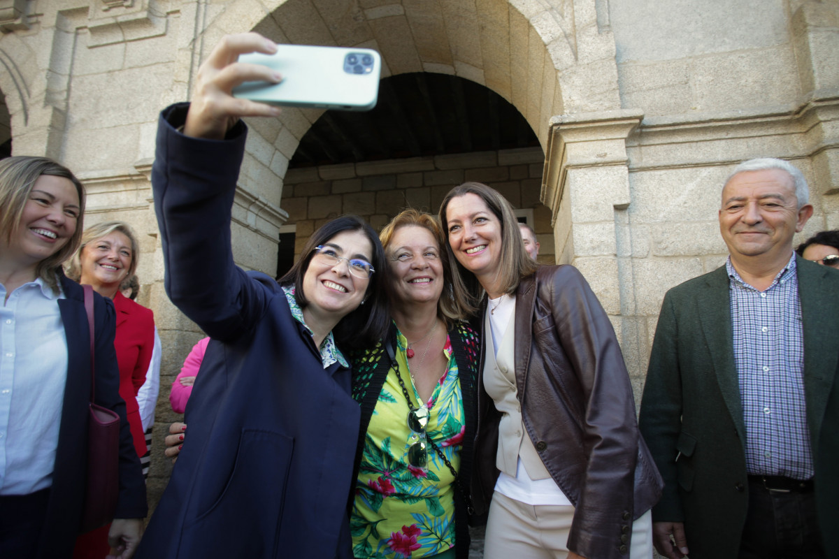 La ministra de Sanidad, Carolina Darias (i) y la alcaldesa de Lugo, Lara Méndez (d), se hacen un selfie con una mujer, durante su paseo por el casco histórico de Lugo, en las Fiestas de San Froilán