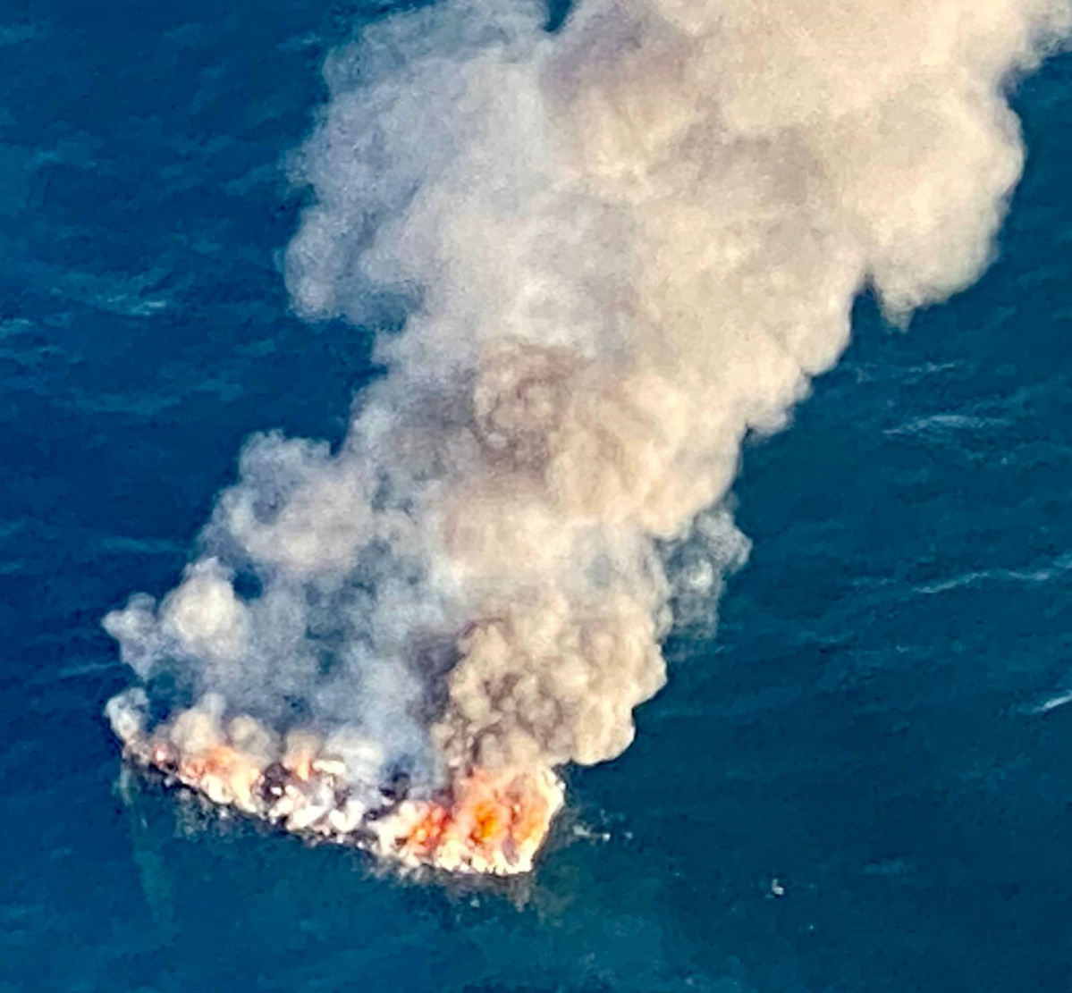 Velero incendiado en Cabo Silleiro.