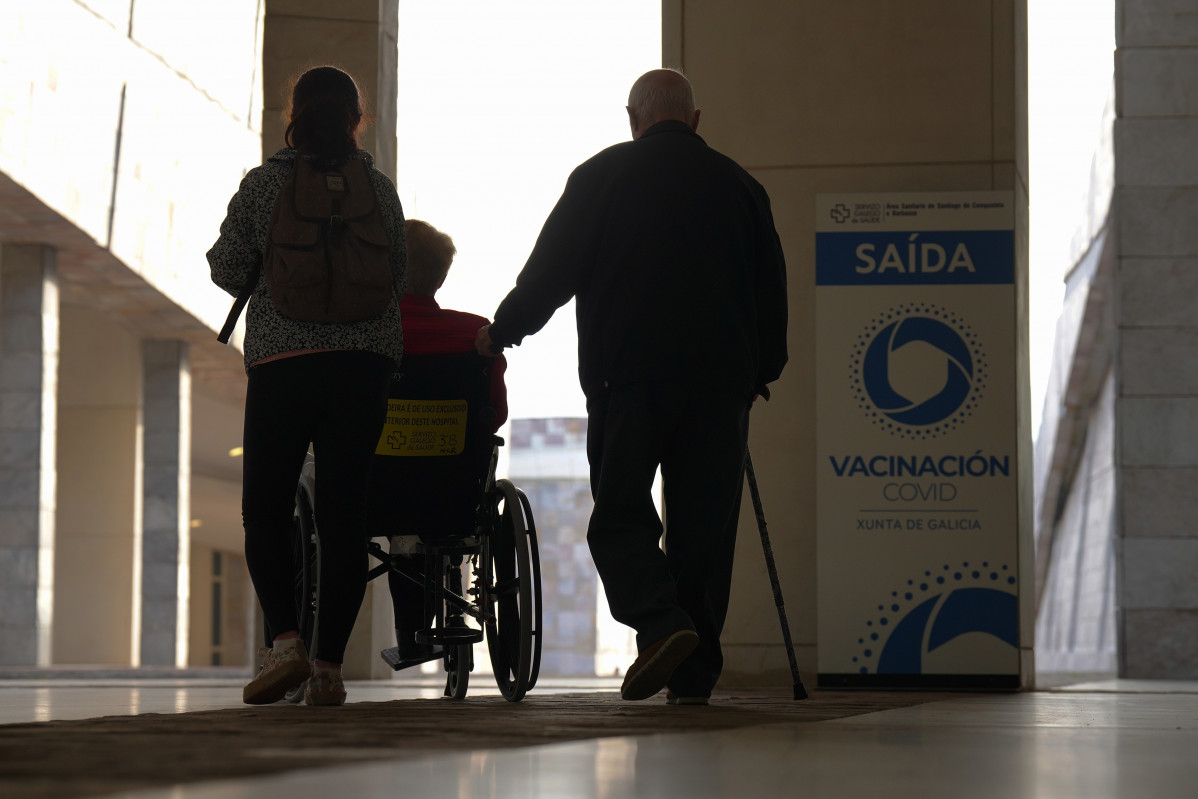 Dos personas mayores a su entrada para vacunarse de la cuarta dosis de Pfizer en la Cidade da Cultura de Santiago de Compostela, a 7 de octubre de 2022, en Santiago de Compostela