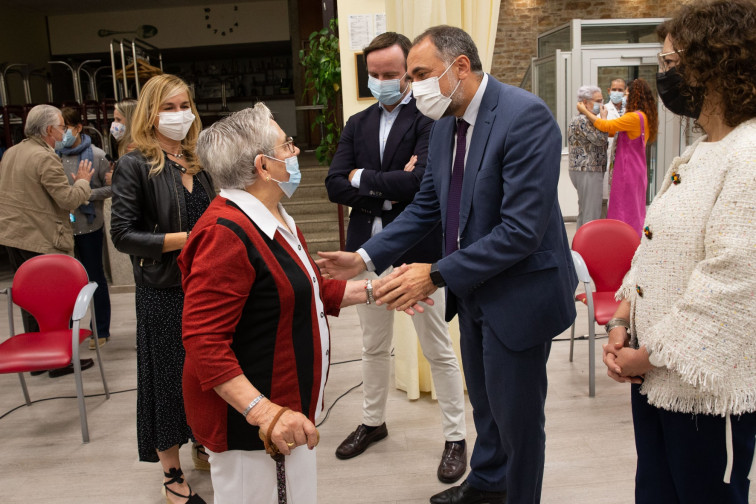 La vacuna contra la covid empieza a inyectarse en los centros de salud a las personas más mayores