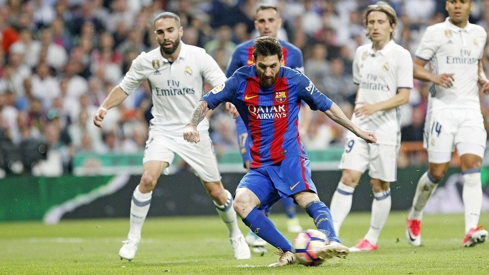 Messi i Carvajal en un clàssic entre el Reial Madrid i FC Barcelona (arxiu).