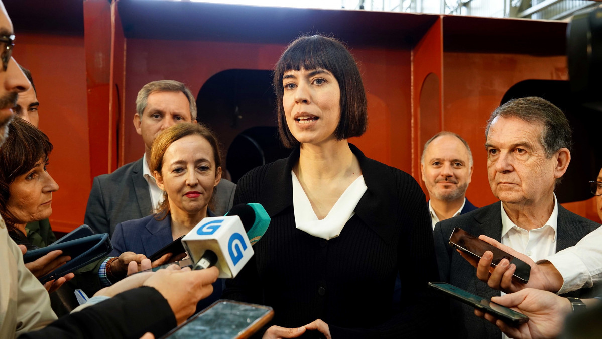 La ministra de Ciencia e Innovación, Diana Morant, atiende a los medios de comunicación en el astillero vigués Armón.