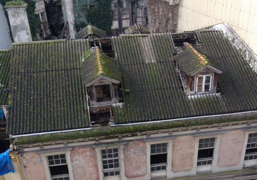 Dos edificios en ruinas encienden la alarma por amianto en A Coruña