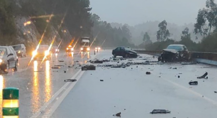 Grandes retenciones en el tráfico del corredor Santiago Noia por un grave accidente con heridos en Brión