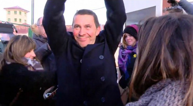 Arnaldo Otegi sale de la cárcel entre gritos de 'independencia'