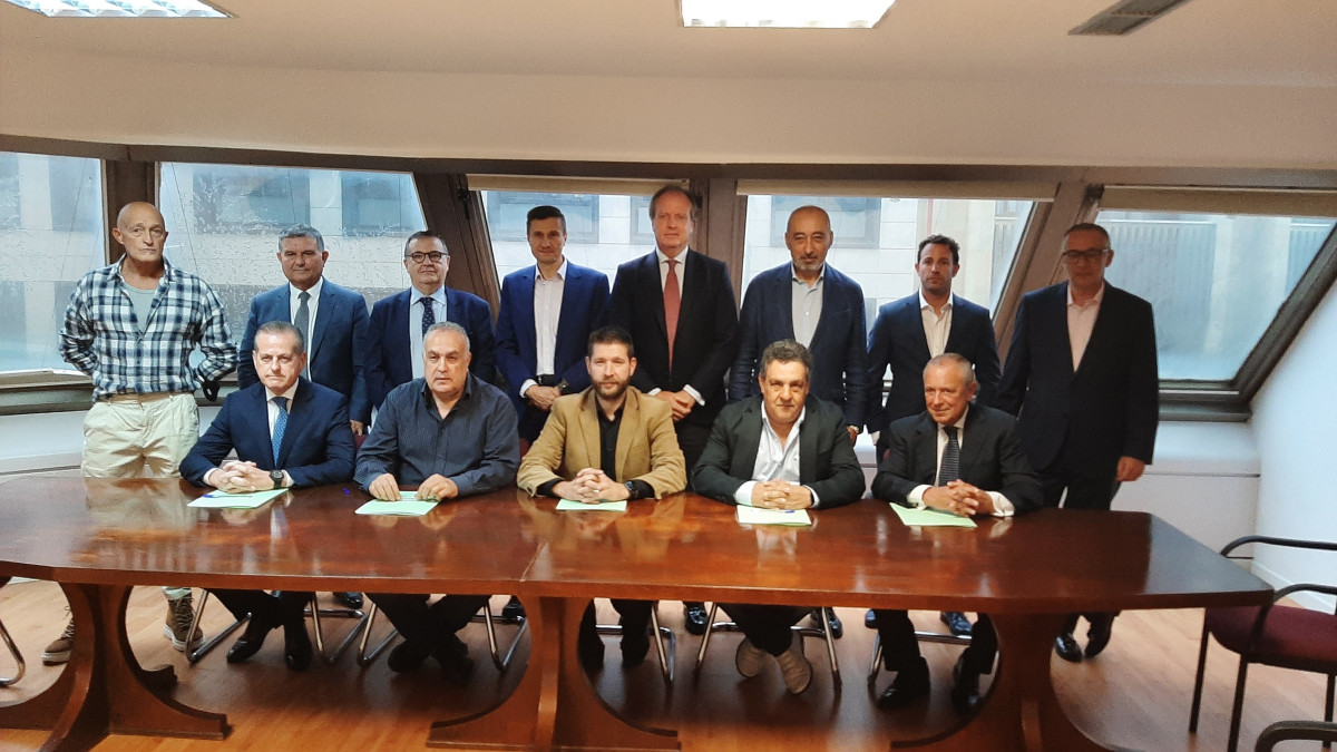 Firma del convenio de seguridad privada de 2022 en una foto de UGT