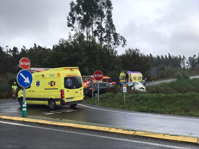 Trasladan al hospital a ocho personas tras una colisión entre dos coches en A Baña