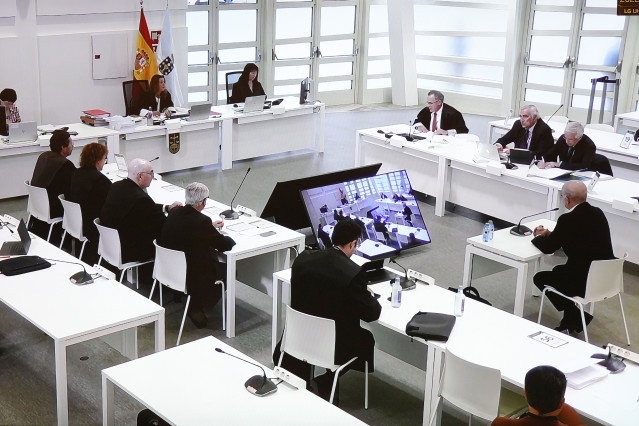 Vista general del juicio por el accidente del Alvia visto desde la pantalla por la que los medios de comunicación lo observan, en la Cidade de la Cultura de Santiago de Compostela, a 6 de octubre de 2022, en Santiago de Compostela, A Coruña (España). El a