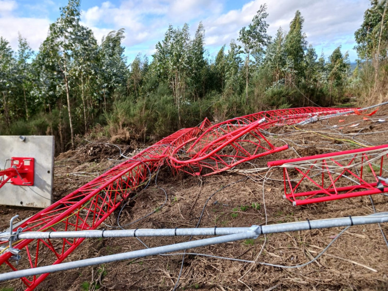 Una torre de 100 metros de alto se desploma en San Sadurniño, Neda, y las autoridades investigan las causas