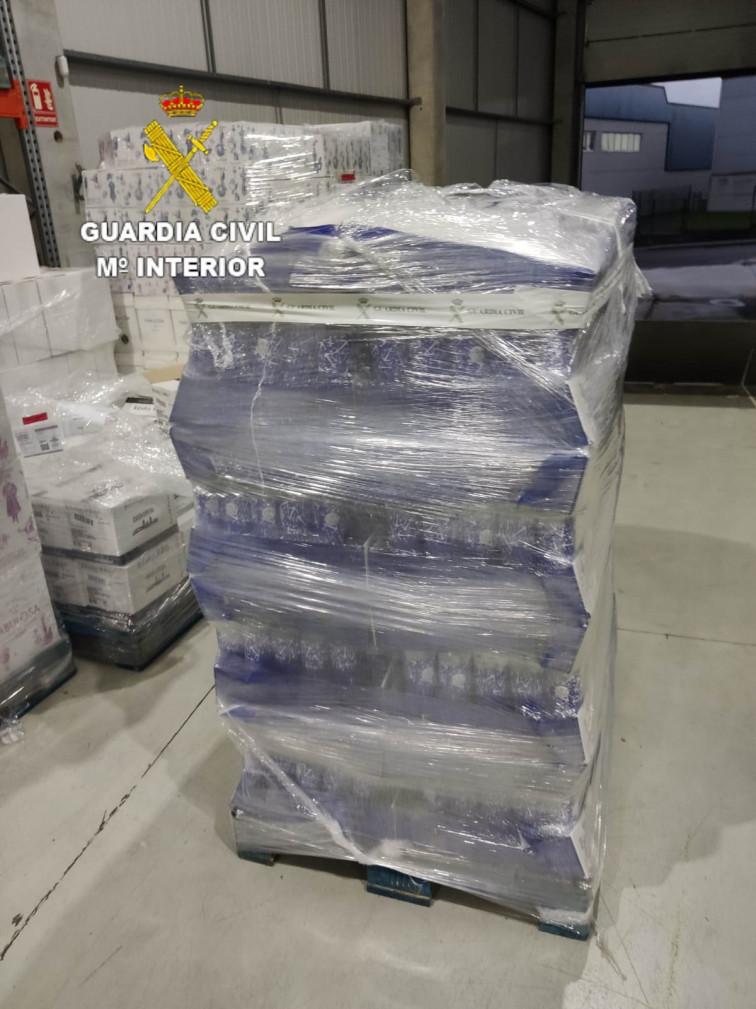 La Guardia Civil incauta más de 1.000 litros de ginebra y aguardiente en el Polígono Industrial Costa Vella