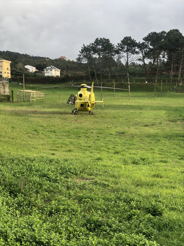 Accidentes mortales: una salida de vía en Muxía y la caída de un motorista en Nigrán acaban con la vida de dos conductores