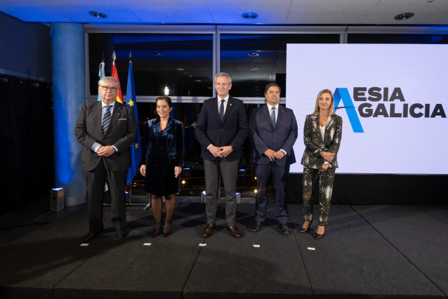 El presidente de la Xunta, Alfonso Rueda, y la regidora coruñesa, Inés Rey,entre otras autoridades, en la presentación de A Coruña para acoger la Agencia Española de Supervisión de la Inteligencia Artificial