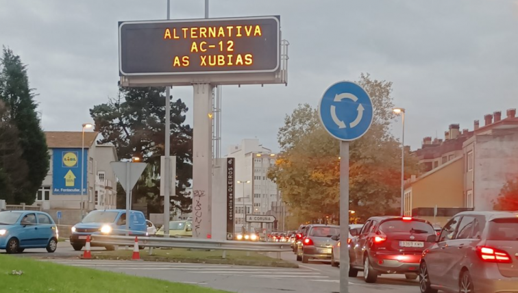 Atascos y retenciones por toda A Coruña a raíz de un accidente entre varios vehículos en Alfonso Molina