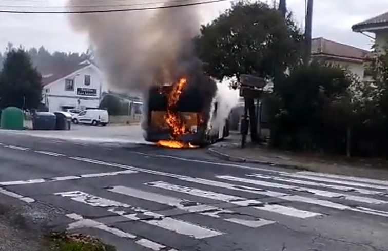 (VÍDEO) Arde un autobús urbano en Santiago, el segundo en dos meses, sin que haya que lamentar heridos