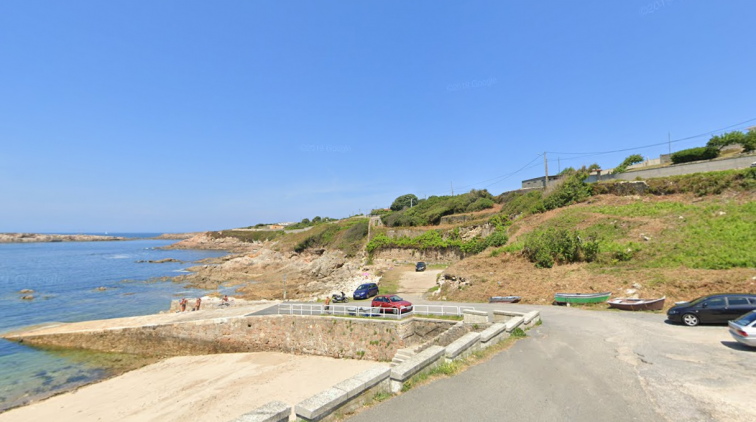 Rescatan con vida a un hombre que estaba a unos 100 metros de la costa en la zona de O Portiño, en A Coruña