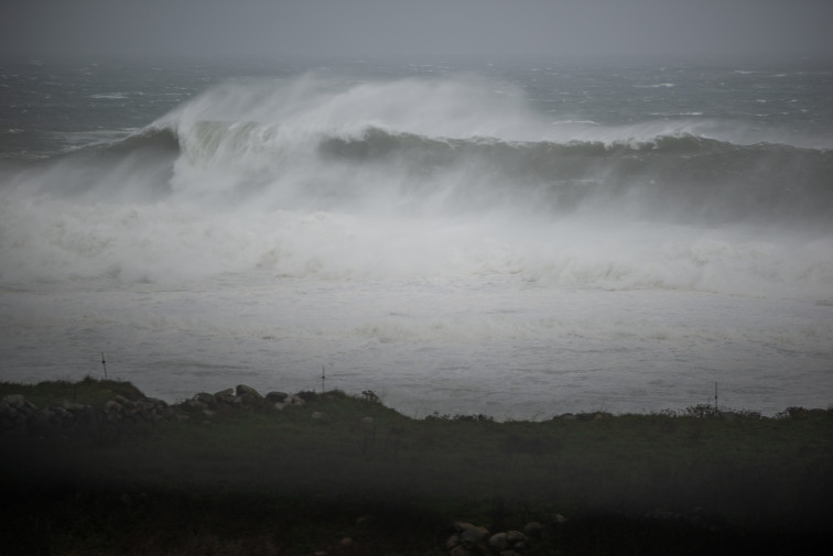 Todo el litoral gallego está hoy en alerta naranja por temporal costero