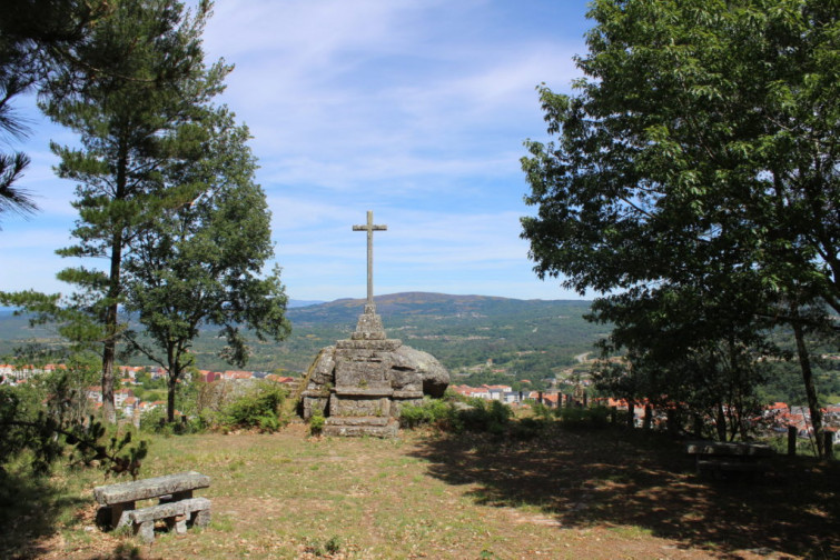 La cruz de Outeiro da Obra, un símbolo del franquismo que sobrevive en Celanova pese a la Ley de Memoria Democrática