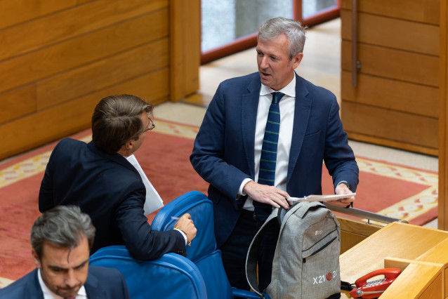 Archivo - El presidente de la Xunta, Alfonso Rueda, y el conselleiro de Facenda, Miguel Corgos, en el Parlamento de Galicia.