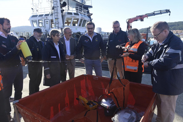 Archivo - El vicepresidente segundo y conselleiro de Presidencia, Xustiza e Deportes, Diego Calvo, y la conselleira do Mar, Rosa Quintana, durante el simulacro de lucha contra la contaminación marina