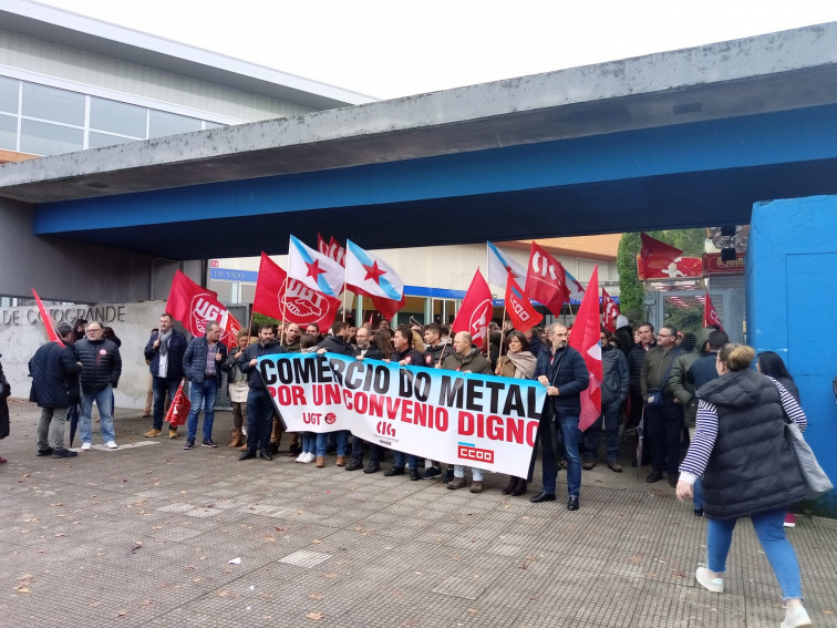 Trabajadores del comercio del metal de Pontevedra se concentran para pedir un convenio 