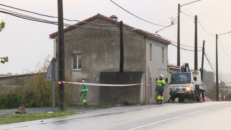 Accidente mortal en Carballo: fallece un vecino de Coristanco de 47 años al chocar contra dos postes y una casa