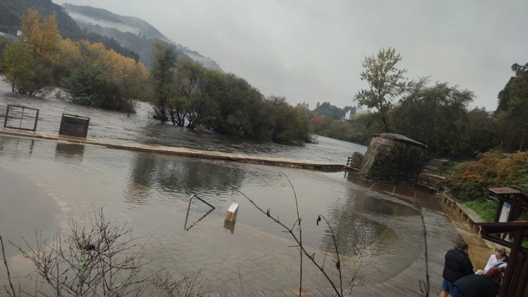 La crecida del Miño sumerge las termas del Muiño da Veiga y de a Chavasqueira, cerradas un mes después de su reapertura