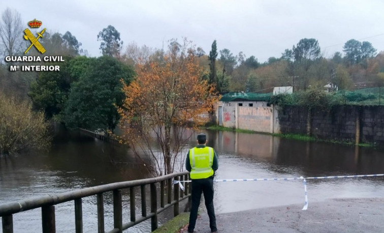 El río Tea se desborda y obliga a evacuar la parroquia de Moreira, con decenas de casas afectadas en Ponteareas