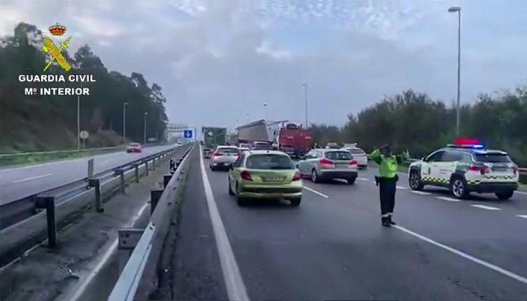 Tráfico corta la autovía A-55 en Tui (Pontevedra) por obras varios días