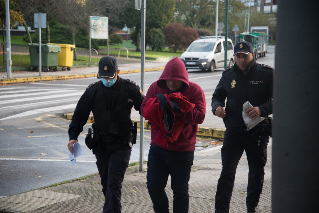 El acusado Ramón Dorgambide (c) a su llegada al Juzgado de Instrucción número 1 de Vilagarcía de Arousa, a 23 de noviembre de 2022, en Pontevedra, Galicia (España). El Juzgado de Instrucción número 1 de Vilagarcía de Arousa (Pontevedra) ha iniciado la tom