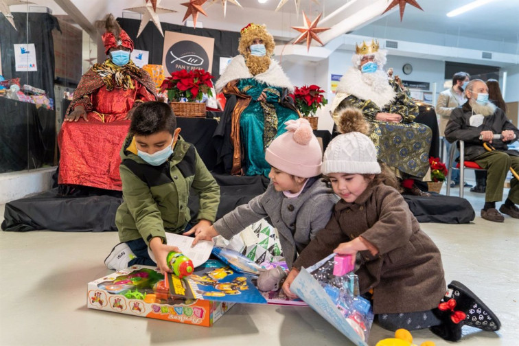 Regala en gallego esta Navidad: A Mesa presenta el catálogo con libros, juegos, discos, ropa...de Galicia