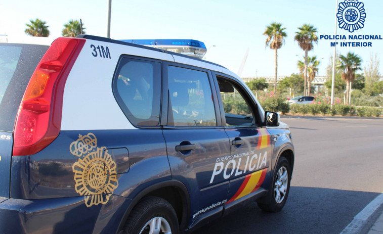 Un vehículo choca en Vilagarcía contra tres coches estacionados y vuelca