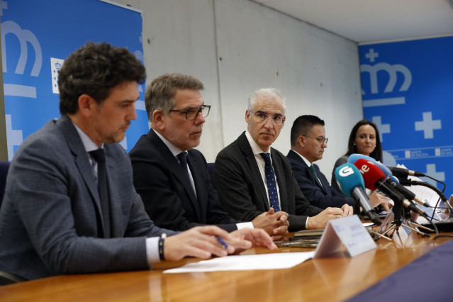 Archivo - Rueda de prensa del consejero delegado de Altri, José Soares de Pina, con los conselleiros Francisco Conde y José González