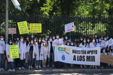 Una pasada protesta de jóvenes médicos con una pancarta de CESM Galicia