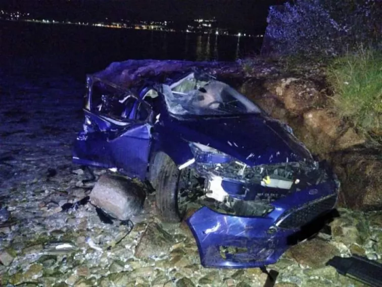 Caen al mar con su coche y se salvan porque quedan sumergidos sólo en parte en la costa de Esteiro, Boiro