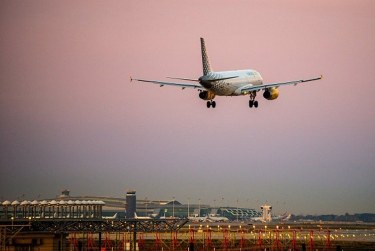 La huelga en Vueling obliga a cancelar 64 vuelos a punto de entrar en el puente de la Constitución