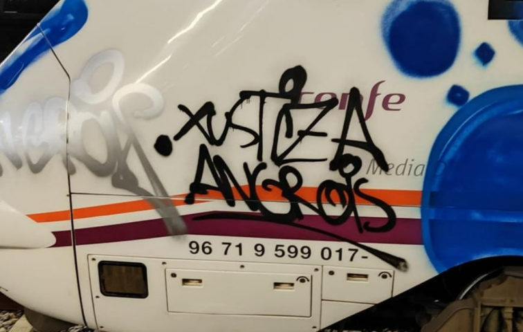 Vigilante de seguridad a golpes con grafiteros que reclaman 