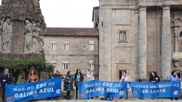 Más de una veintena de concellos se ponen del lado de los trabajadores de Galiñas Azuis y centros de mayores