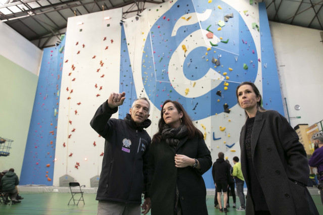 La alcaldesa de A Coruña, Inés Rey, y la concejala de deportes, Mónica Martínez, participan en el estreno del rocódromo de la ciudad herculina.