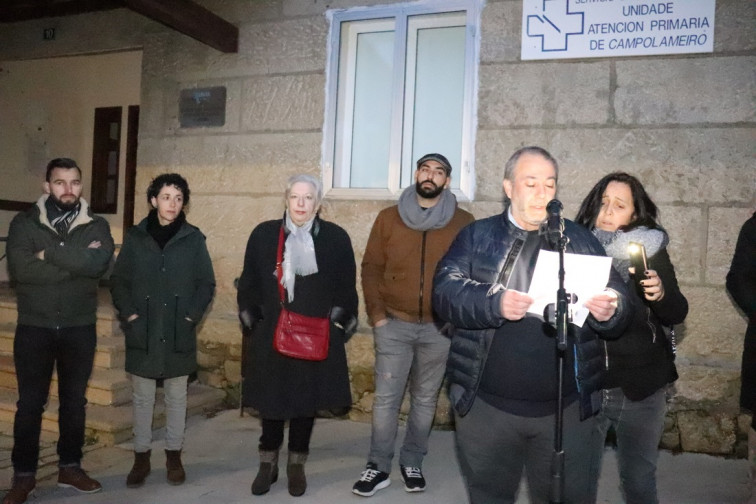 Unas 200 personas se concentran ante el centro de salud de Campo Lameiro para exigir un médico estable