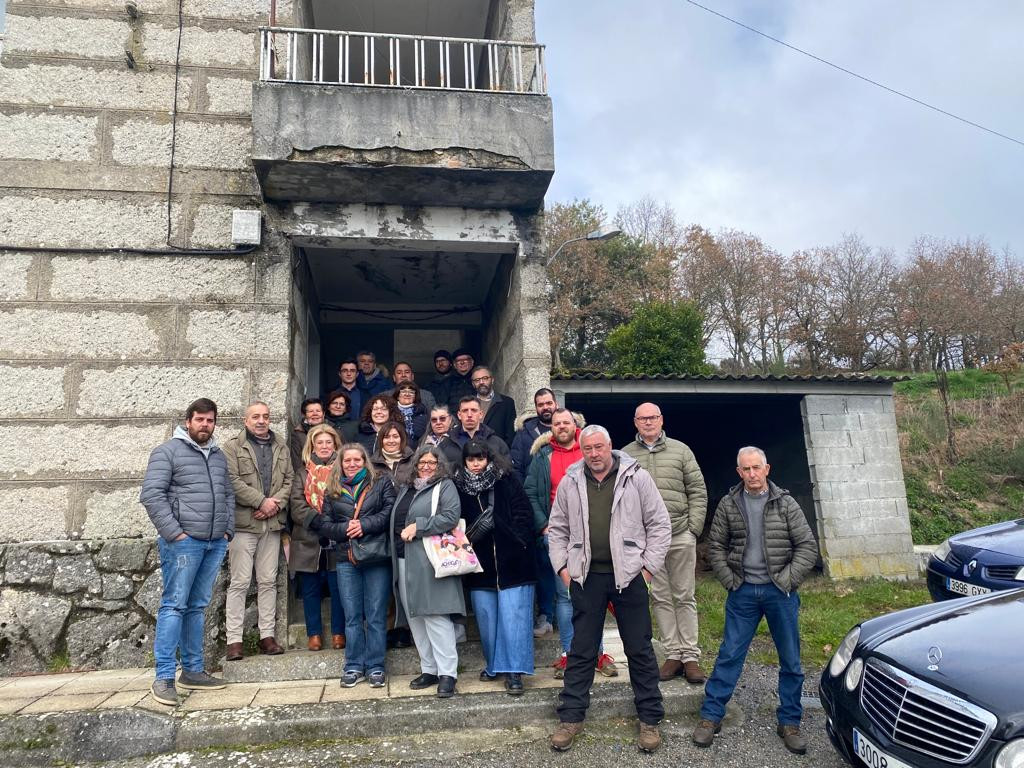 Vecinos de As Covas en Os Blancos tras una  asablea allu00ed de la Asociaciu00f3n STOP Eu00f3licos Xuru00e9s Celanova