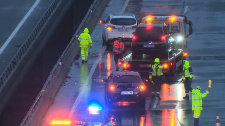 Retenciones en la AP-9 tras un accidente múltiple que dejó tres heridos y cinco coches implicados