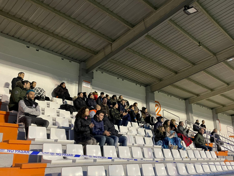 Aficionados del Cidade de Ribeira acordonados y cacheados como hooligans en un partido de 7ª división