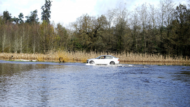 Un hombre pasa con el coche por la inundación provocada por el desbordamiento del río Tea, a 23 de noviembre de 2022, en Ponteareas, Pontevedra, Galicia (España). Las inundaciones provocadas por la subida del río Tea está obligando a Protección Civil a de