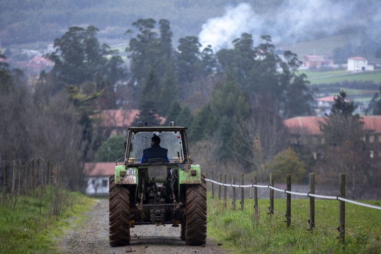 Accidente mortal en Navia de Suarna: muere un vecino mientras estacionaba su tractor en un garaje